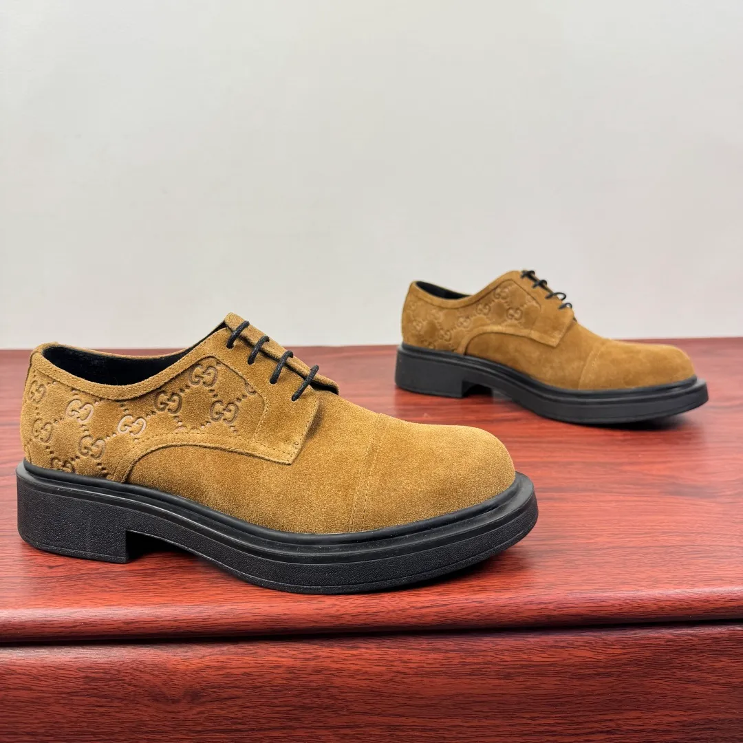 Batch 780 Gucci/Gucci new men's lace-up shoes with GG details, suede leather derby shoes! Rooted in the brand's heritage, these men's lace-up shoes are crafted from suede calfskin and embellished with GG-print embossed suede details in homage to Gucci's iconic monogram. The rubber sole decorated with GG pattern adds a touch of modern fashion to this design. Typical three-joint style design. European and American classic version, full calfskin lining. The overall upper texture is soft and the lining is comfortable and breathable. 2CM thickened soft rubber sole, easy to control. Versatile and stylish upper foot, multiple colors available to meet different matching needs, complete package! Size: 39-40-41-42-43-44 leather shoe size (38.45 can be customized) Item number: 7826Z suede brown